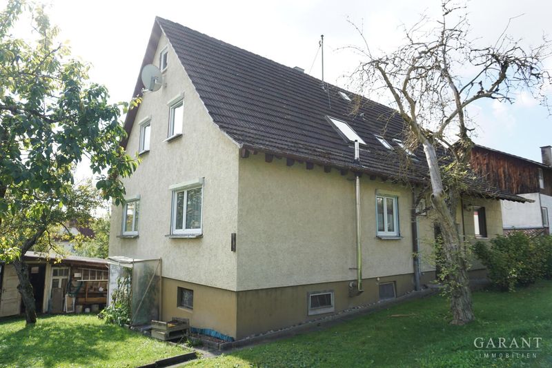 Großzügiges Wohnhaus mit weitläufigem Grundstück!